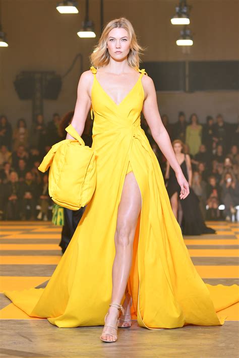 karlie kloss runway walk